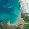 Vue Sentinel-2 le 11 janvier 2024 de la Baie du Mont Saint-Michel, entre la Bretagne et la Normandie, avec de la neige au Nord. © European Union, contains modified Copernicus Sentinel data 2024