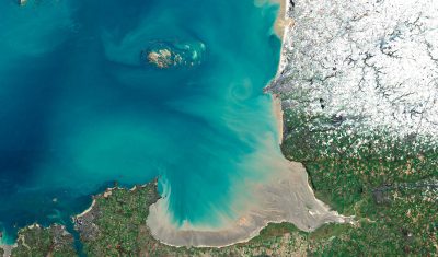 Vue Sentinel-2 le 11 janvier 2024 de la Baie du Mont Saint-Michel, entre la Bretagne et la Normandie, avec de la neige au Nord. © European Union, contains modified Copernicus Sentinel data 2024