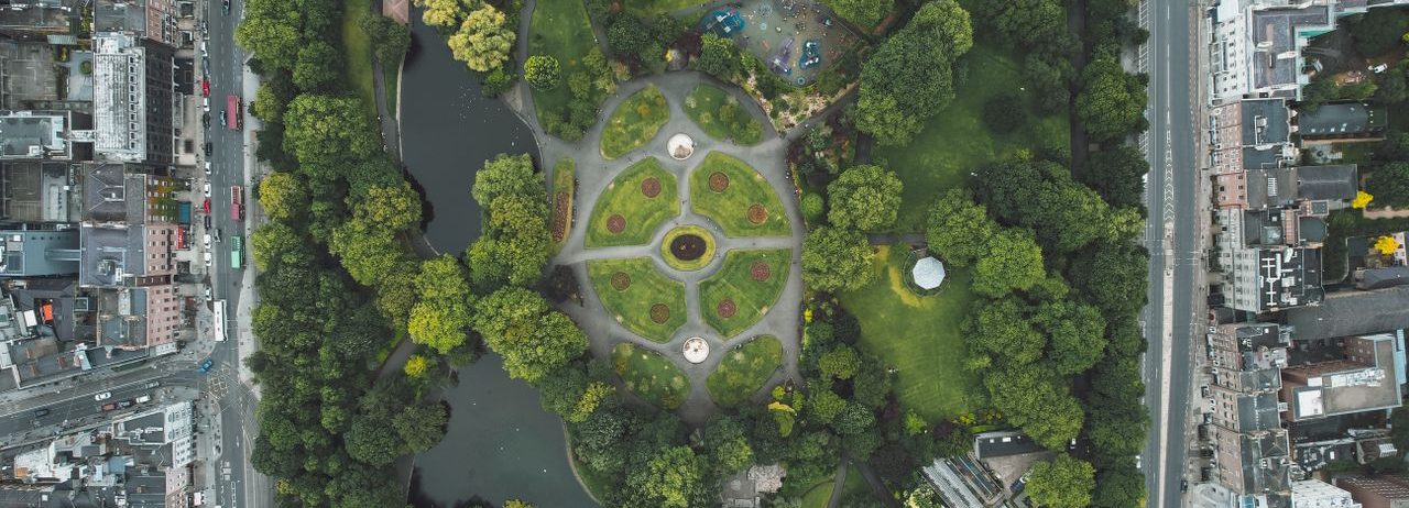 Vue aérienne du parc St Stephen's Green à Dublin, mettant en valeur des jardins luxuriants et le paysage urbain adjacent.