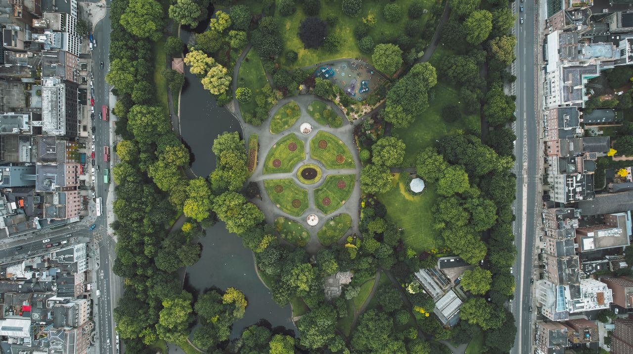 Vue aérienne du parc St Stephen's Green à Dublin, mettant en valeur des jardins luxuriants et le paysage urbain adjacent.