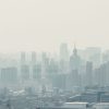 Vue aérienne de la ligne d'horizon de la ville de Zibo avec des gratte-ciel modernes sous un ciel brumeux