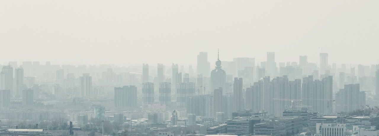 Vue aérienne de la ligne d'horizon de la ville de Zibo avec des gratte-ciel modernes sous un ciel brumeux
