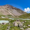 Vue à couper le souffle des lacs alpins et des montagnes escarpées dans le parc national du Mercantour, France.