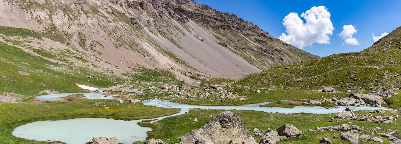Vue à couper le souffle des lacs alpins et des montagnes escarpées dans le parc national du Mercantour, France.