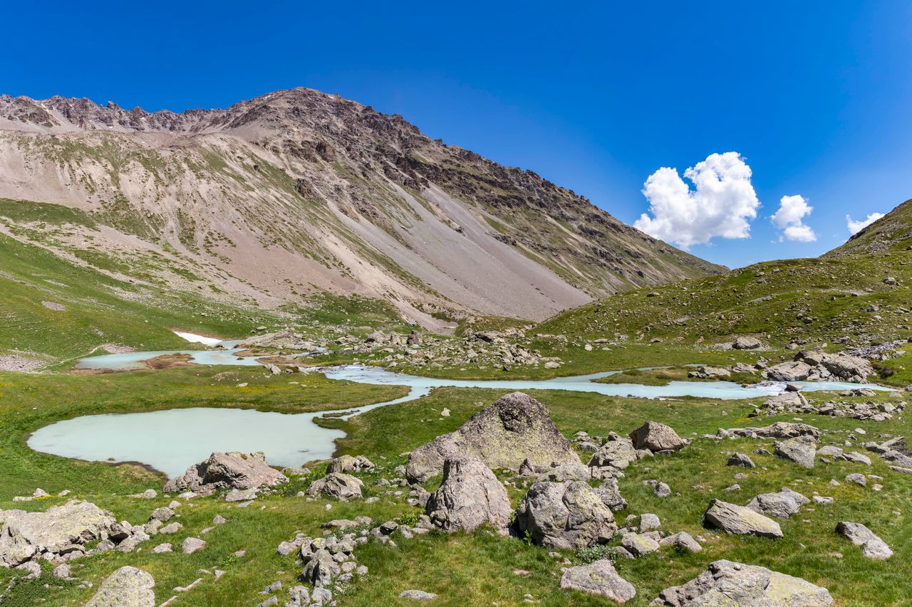 Vue à couper le souffle des lacs alpins et des montagnes escarpées dans le parc national du Mercantour, France.