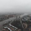 Une vue aérienne brumeuse du paysage urbain de Londres avec le célèbre Tower Bridge sur la rivière Thames.