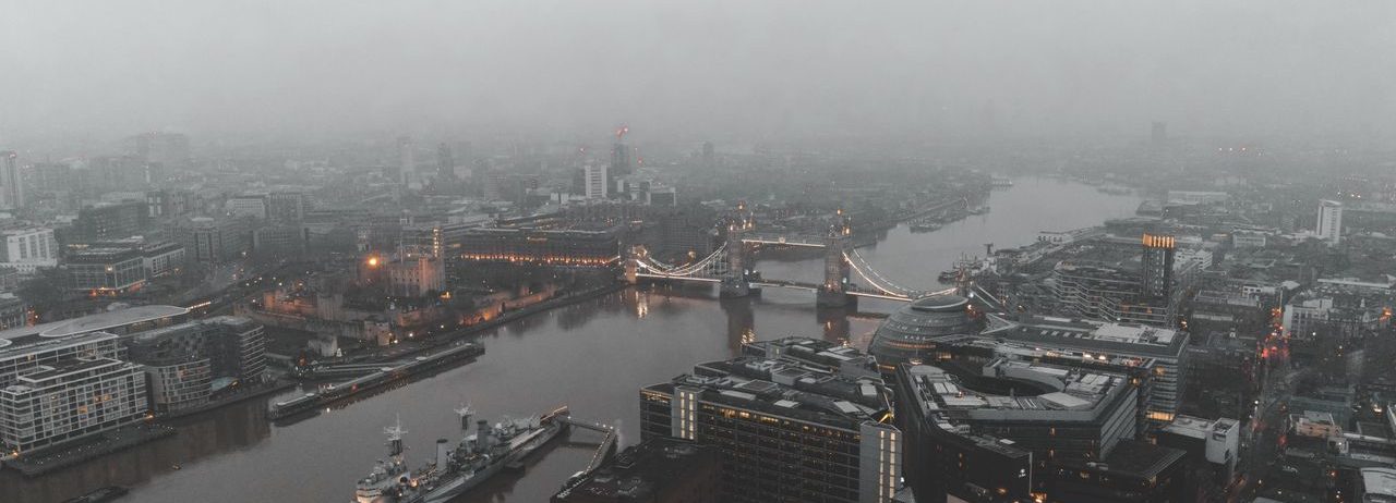 Une vue aérienne brumeuse du paysage urbain de Londres avec le célèbre Tower Bridge sur la rivière Thames.