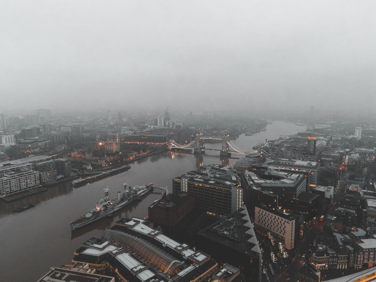 Une vue aérienne brumeuse du paysage urbain de Londres avec le célèbre Tower Bridge sur la rivière Thames.