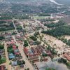 Photographie aérienne capturant une vaste zone urbaine touchée par des inondations