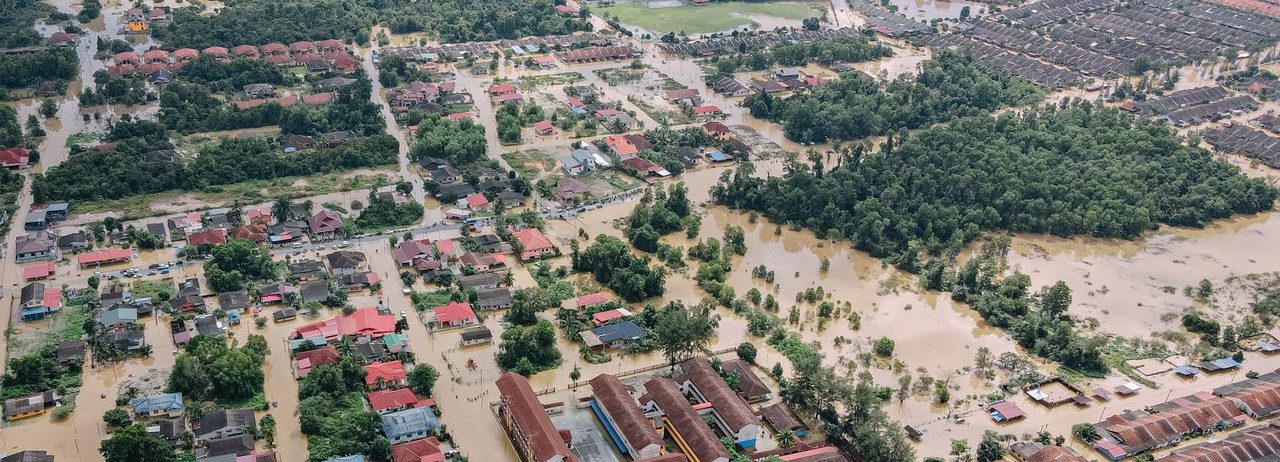 Photographie aérienne capturant une vaste zone urbaine touchée par des inondations