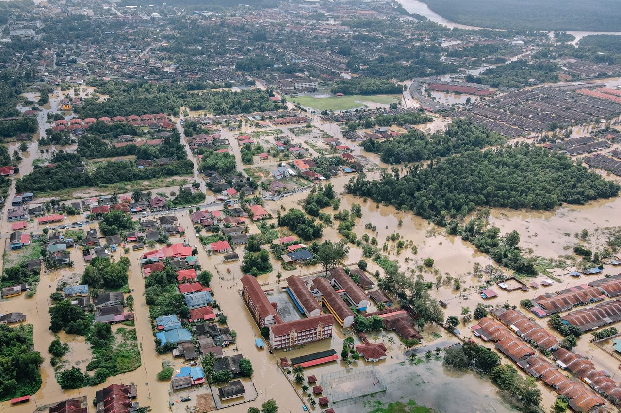 Photographie aérienne capturant une vaste zone urbaine touchée par des inondations