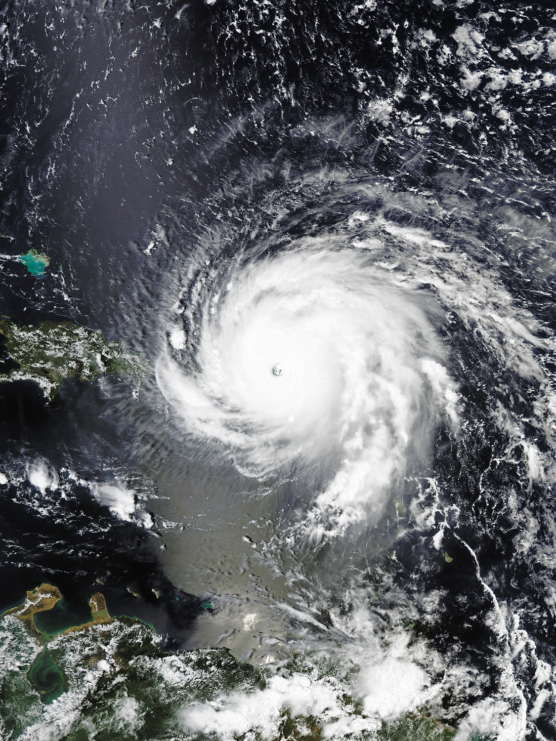 Image satellitaire du cyclone Irma sur le nord des Petites Antilles